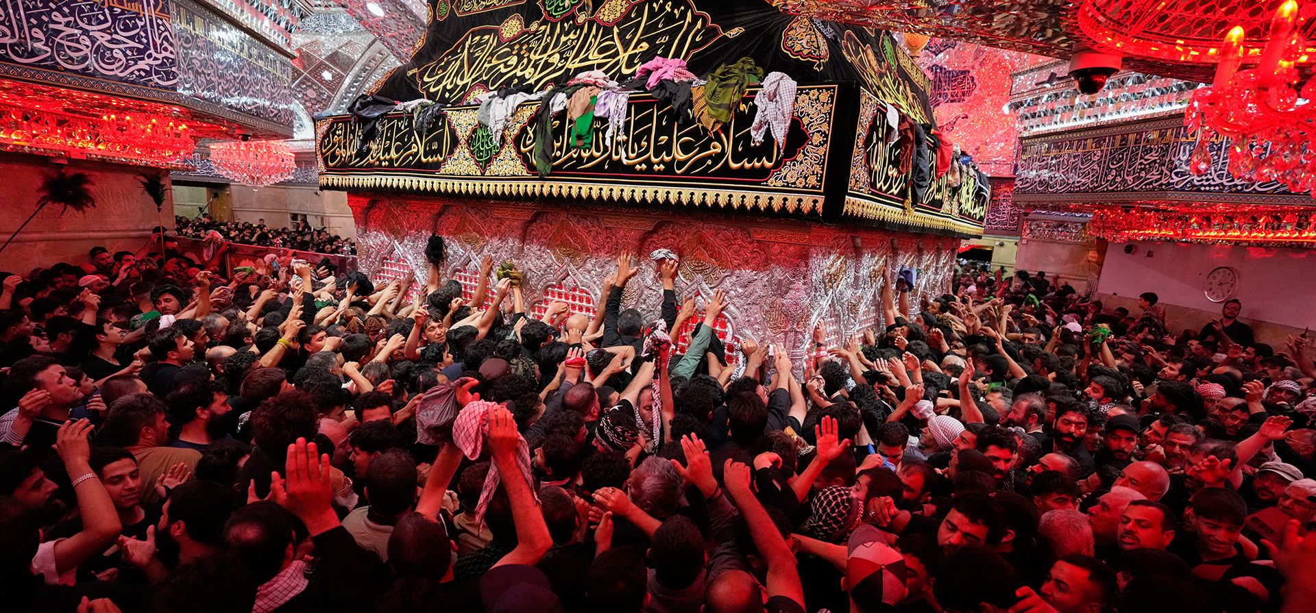 Fieles musulmanes chiítas extienden sus manos para tocar el santuario que rodea la tumba del Imam Hussein antes del Arbaeen, la conmemoración anual chiíta que marca los 40 días posteriores a Ashura, en el Santuario del Imam Hussein en Karbala, Irak, el lunes 3 de agosto de 2026. (Foto AP/Hadi Mizban) Fieles musulmanes chiítas extienden sus manos para tocar el santuario que rodea la tumba del Imam Hussein antes del Arbaeen, la conmemoración anual chiíta que marca los 40 días posteriores a Ashura, en el Santuario del Imam Hussein en Karbala, Irak, el lunes 3 de agosto de 2026. (Foto AP/Hadi Mizban)