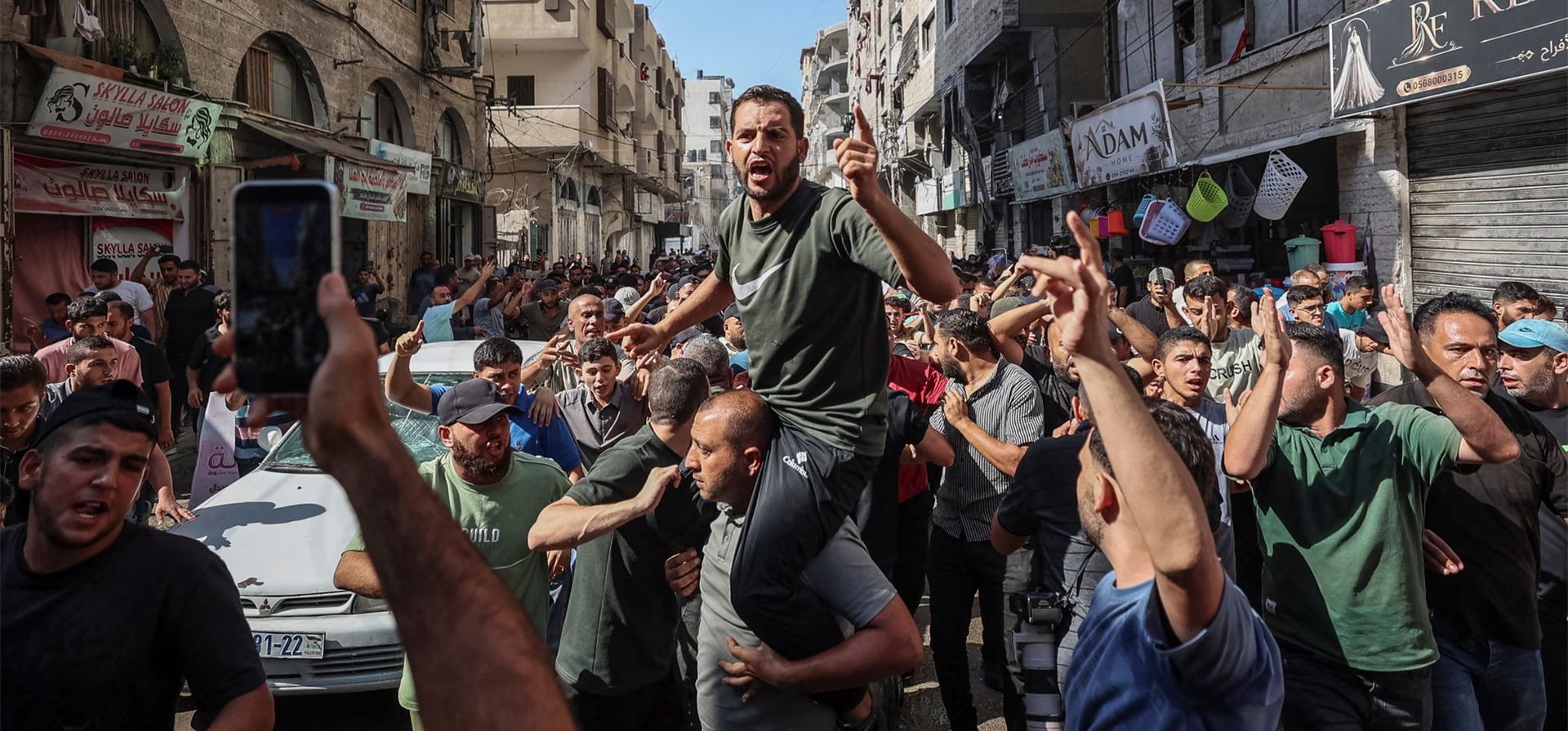 Simpatizantes corean consignas mientras trasladan el cuerpo de Ahmed al-Batsh, comandante de las Brigadas al-Qassam —el brazo militar de Hamás—, para su sepultura tras ser asesinado por un ataque aéreo israelí contra su vehículo, Gaza. Fotografía: Omar Al-Qattaa/AFP/Getty Images