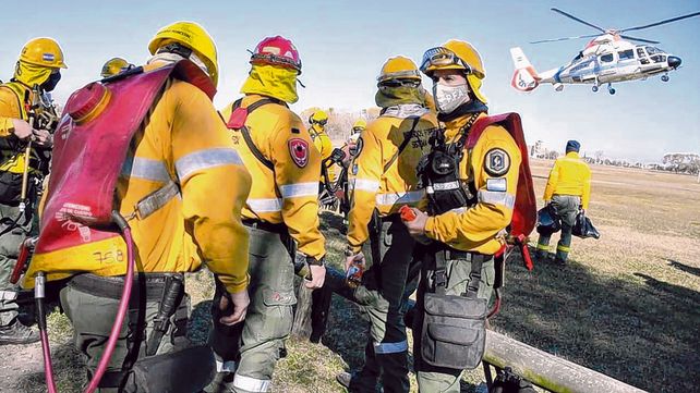 En acci&oacute;n. Un grupo de brigadistas minutos antes de ser trasladado ayer a las islas frente a Rosario para intentar apagar el fuego.