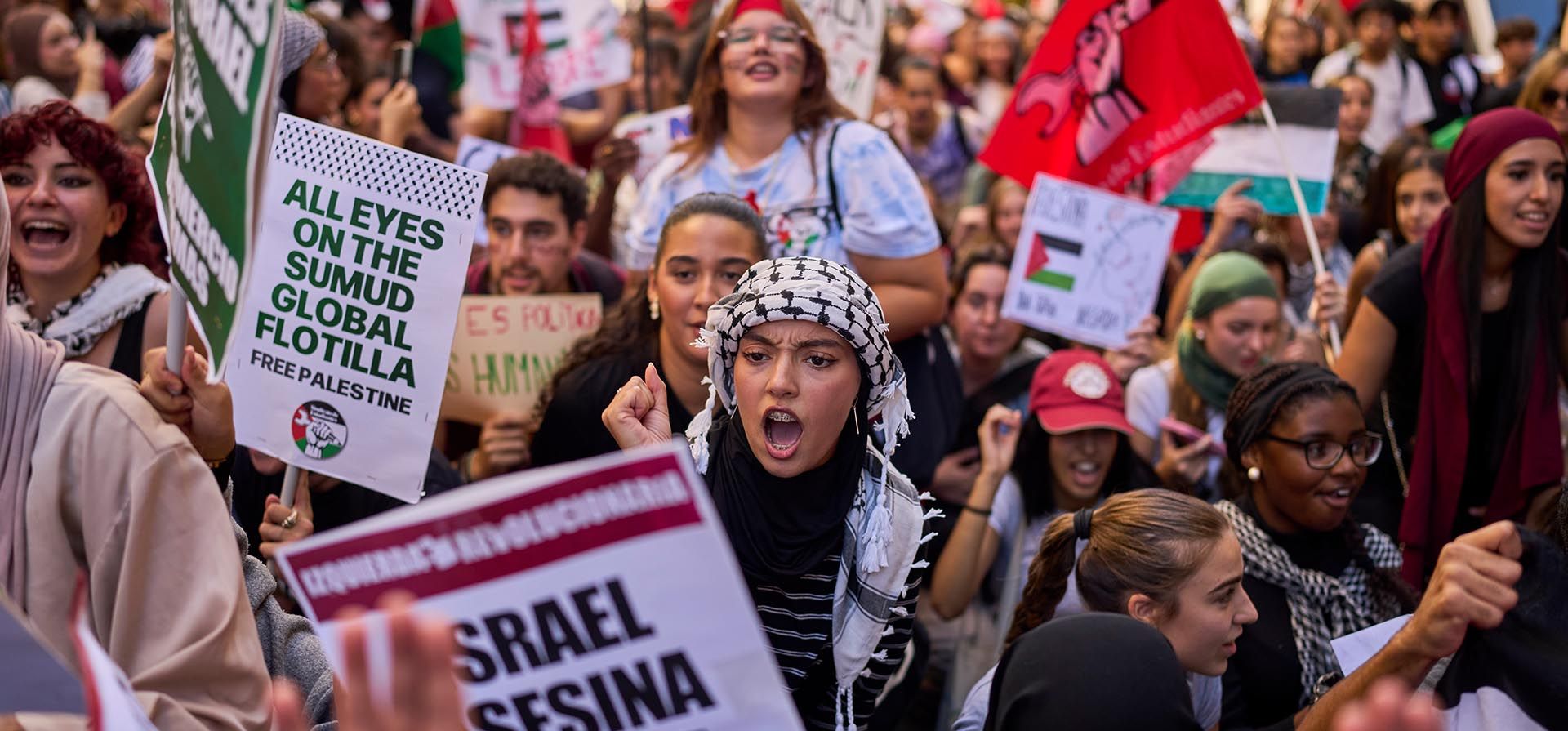 Estudiantes protestan durante una manifestación pro palestina en Madrid, España, el jueves 2 de octubre de 2025, en solidaridad con la Flotilla Global Sumud tras la interceptación de barcos por parte de la armada israelí. (Foto AP/Manu Fernandez) Estudiantes protestan durante una manifestación pro palestina en Madrid, España, el jueves 2 de octubre de 2025, en solidaridad con la Flotilla Global Sumud tras la interceptación de barcos por parte de la armada israelí. (Foto AP/Manu Fernandez)