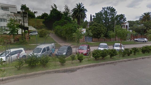 La zona donde estaban estacionados los vehículos a los que violentaron para robar llaves de domicilios. Fue a partir de las 20 de este viernes.&nbsp;