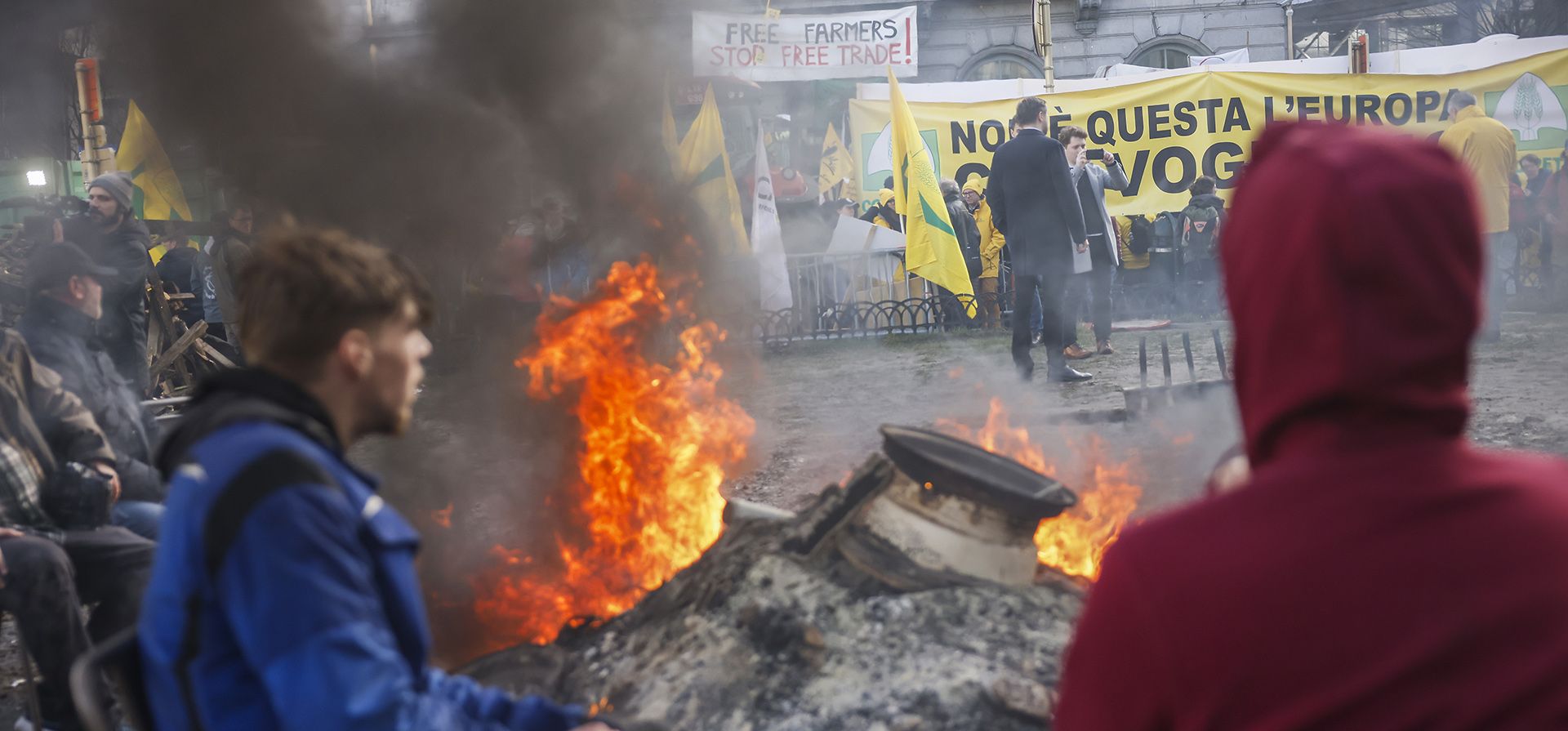 La gente se reúne frente al Parlamento Europeo durante una protesta de agricultores mientras los líderes europeos se reúnen para una cumbre de la UE en Bruselas, el jueves 1 de febrero de 2024. (Foto AP/Thomas Padilla) La gente se reúne frente al Parlamento Europeo durante una protesta de agricultores mientras los líderes europeos se reúnen para una cumbre de la UE en Bruselas, el jueves 1 de febrero de 2024. (Foto AP/Thomas Padilla)