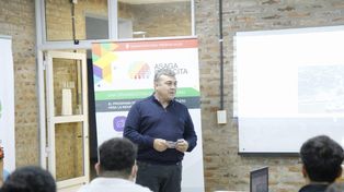 Cursos. El jefe comunal Fiorenza acompaña a los jóvenes timbuenses.