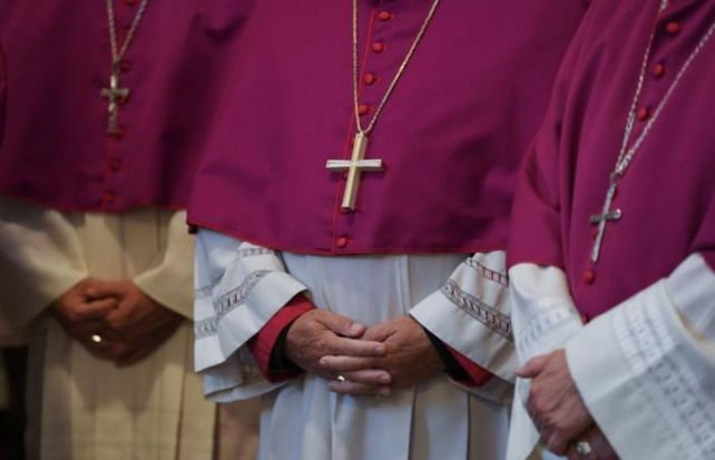 Revelan el uso de Grindr entre sacerdotes y se desata una fuerte controversia.