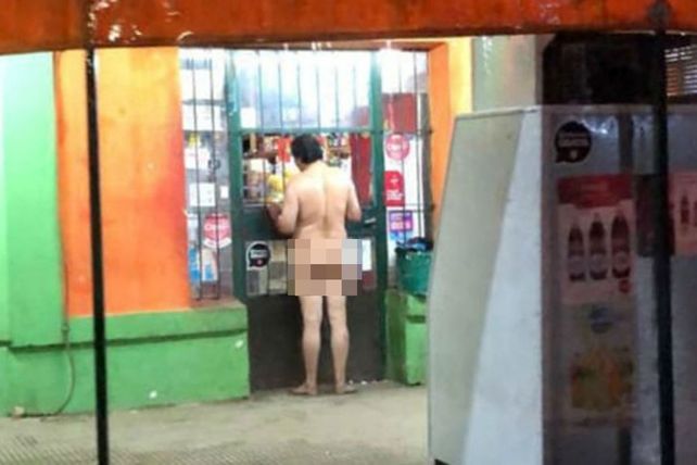 Desinhibido. Muy tranquilo el hombre compró azúcar en el comercio. Foto: 03442.