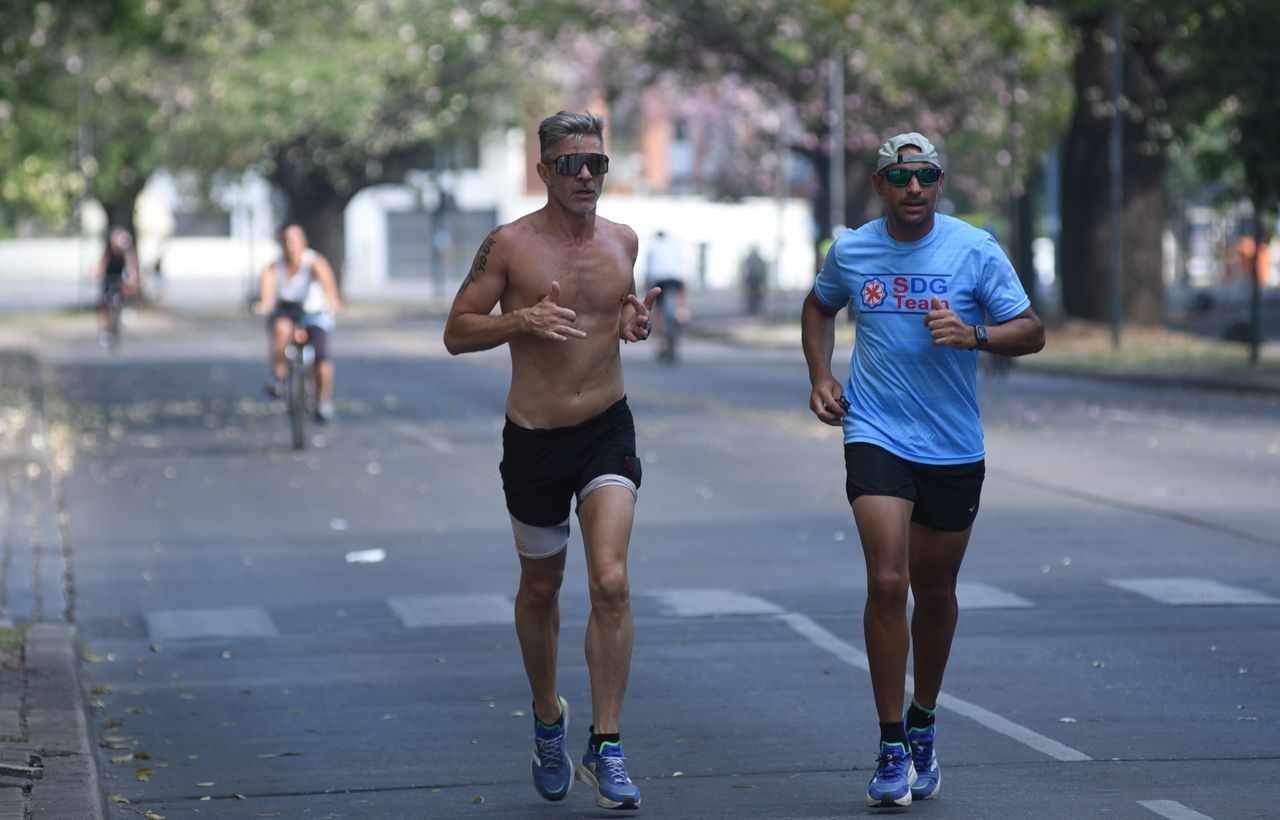 Correr sin hidratación en plena ola de calor puede generar problemas a la salud.