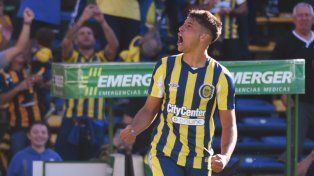 Sutileza. Alejo Veliz la pincha por encima de Macagno y marca el 3-0 de Central sobre Platense.