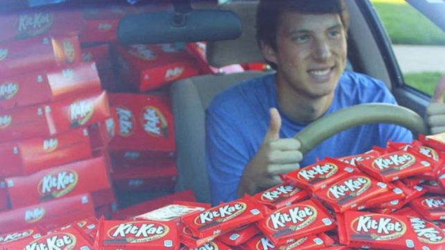 Le abren el auto para robarle un chocolate y la empresa le envía una súper  recompensa