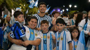 Paraná se vistió de celeste y blanco: una multitud copó Plaza 1° de Mayo para festejar