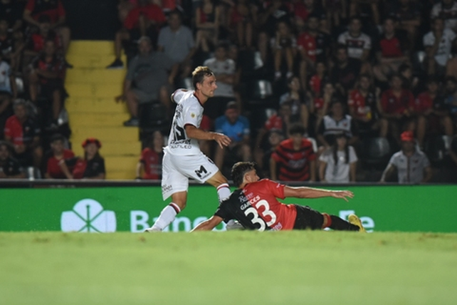 Newells, que perdía 1 a 0 en el primer tiempo, rescató un empate ante Colón