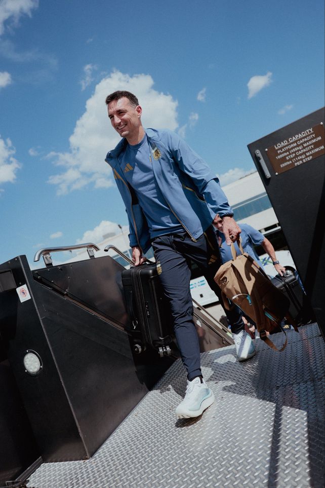 Lionel Scaloni sube al avión que transportó a la selección argentina desde Kansas City hasta Miami.