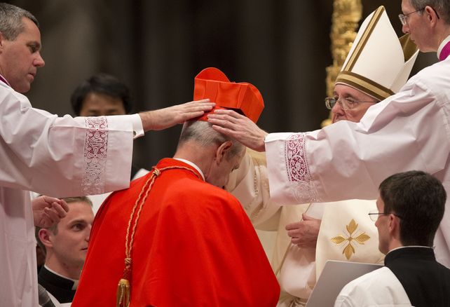 El momento en el papa nombra cardenal a Mario Poli