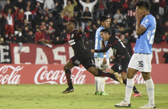 Segundo escalón. Reasco corre a celebrar uno de los goles ante Blooming. Los otros dos gritos fueron de Portillo para el 3 a 0 en el Coloso.