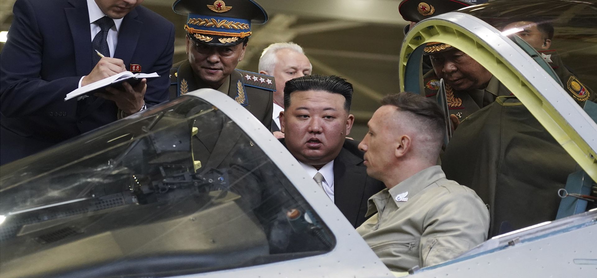 El líder norcoreano Kim Jong Un, en el centro, mira la cabina de un avión militar mientras visita una planta de aviones rusa que construye aviones de combate en Komsomolsk-on-Amur, a unos 6.200 kilómetros al este de Moscú, Rusia, viernes 15 de septiembre de 2023. (Gobierno de la región de Khabarovsky Krai vía AP) El líder norcoreano Kim Jong Un, en el centro, mira la cabina de un avión militar mientras visita una planta de aviones rusa que construye aviones de combate en Komsomolsk-on-Amur, a unos 6.200 kilómetros al este de Moscú, Rusia, viernes 15 de septiembre de 2023. (Gobierno de la región de Khabarovsky Krai vía AP)