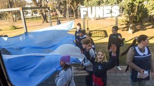 Vecinos y alumnos de distintas escuelas de Funes saludan el paso del tren de cercanía entre Rosario y Cañada de Gómez.
