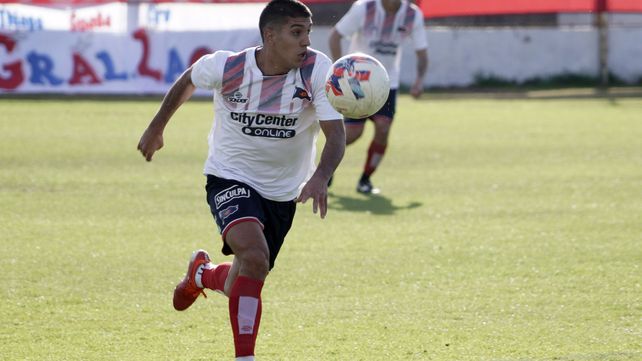 Goleador charrúa. Lautaro Villegas anotó el único tanto para que el matador le gane a Laferrere en barrio Tablada.