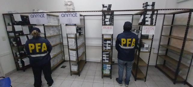 La Policía Federal Argentina (PFA) anunció el secuestro de más de 82.000 ampollas de fentanilo contaminado el jueves 27 de noviembre de 2025 como consecuencia de allanamientos en Santa Fe, Córdoba, Buenos Aires y Formosa.