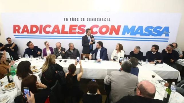 Un grupo de dirigentes y militantes del centenario partido respalda la candidatura presidencial de Sergio Massa