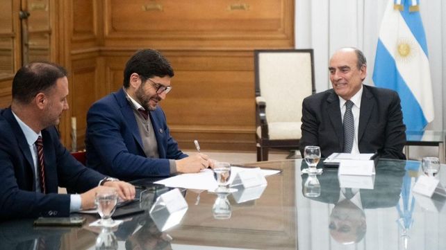 El gobernador Maximiliano Pullaro en la firma del convenio junto al jefe de Gabinete