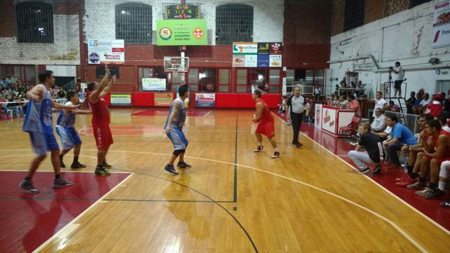 Bien Rojo. Talleres (7-2) sigue en la buena racha dentro de la Liga C Provincial: de local venció ayer a San Salvador por 77-63.