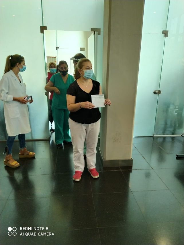 La primera vacunada en el Heca fue Sandra Breitman