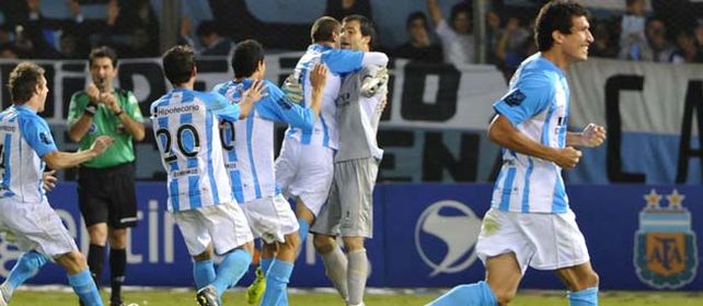 A la final. Saja atajó el último penal y lo festejan todos los albicelestes.