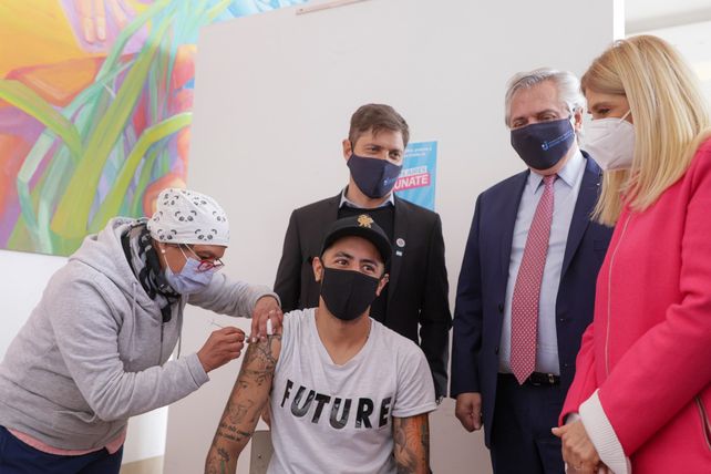 RECORRIDA. Alberto Fernández y Axel Kicillof este jueves en un vacunatorio.