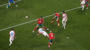 Gvardiol termina con una exquisita palomita la jugada preparada para el primer gol croata del partido por el tercer puesto de Qatar.