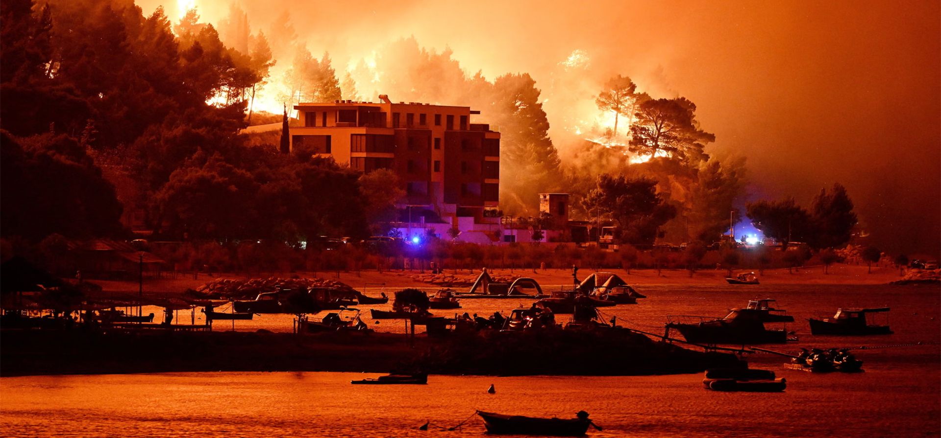 Un incendio forestal arde cerca de Omiš, en Croacia. Más de 180 menores se encuentran detenidos por ser presuntos autores de iniciar el fuego, mientras los bomberos combaten incendios en toda Europa en medio de una ola de calor sin precedentes. Fotografía: Jakov Prkic/CROPIX/SIPA/Shutterstock Un incendio forestal arde cerca de Omiš, en Croacia. Más de 180 menores se encuentran detenidos por ser presuntos autores de iniciar el fuego, mientras los bomberos combaten incendios en toda Europa en medio de una ola de calor sin precedentes. Fotografía: Jakov Prkic/CROPIX/SIPA/Shutterstock