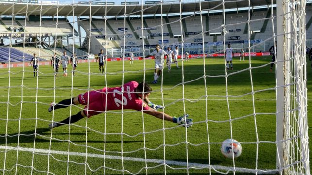 Nacho Scocco buscó el costado derecho de Herrera y anotó de penal. Fue e4l empate transitorio de Newells.