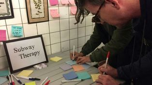 Desahogo. Decenas de papelitos de colores se pegan a las paredes del metro.