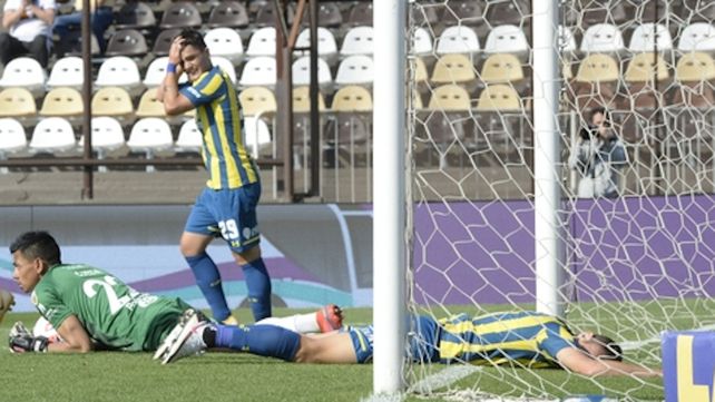 Tarde esquiva. El ingresado Martínez Dupuy se toma la cabeza tras fallar una de las últimas chances canallas. Luis Ojeda tiene la pelota y Ruben quedó dentro del arco.&nbsp;