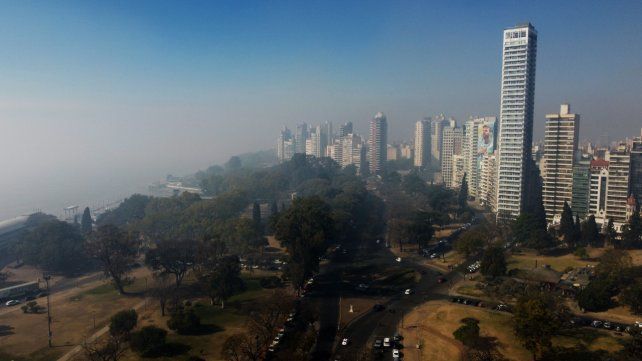 Una de las tantas jornadas en las que Rosario estuvo cubierta por el humo proveniente de los incendios en las islas. La situación se repitió durante tres años.
