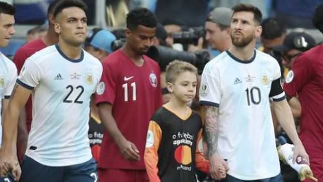 Un nene reveló qué hace Messi cuando suena el himno nacional