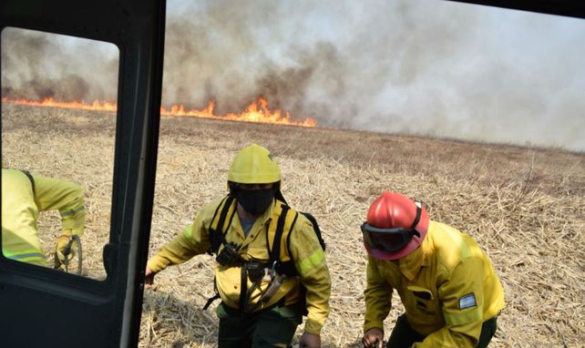 Brigadistas combaten el fuego en las islas.