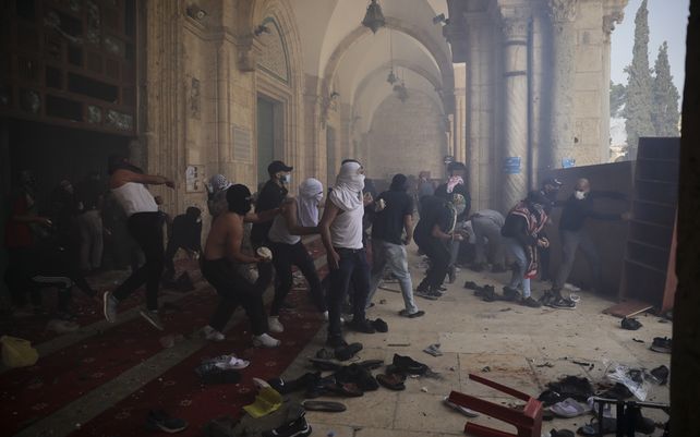Palestinos chocan con las fuerzas de seguridad israelíes en el recinto de la Mezquita Al Aqsa en la Ciudad Vieja de Jerusalén. La policía israelí se enfrentó con manifestantes palestinos en el lugar sagrado de Jerusalén.