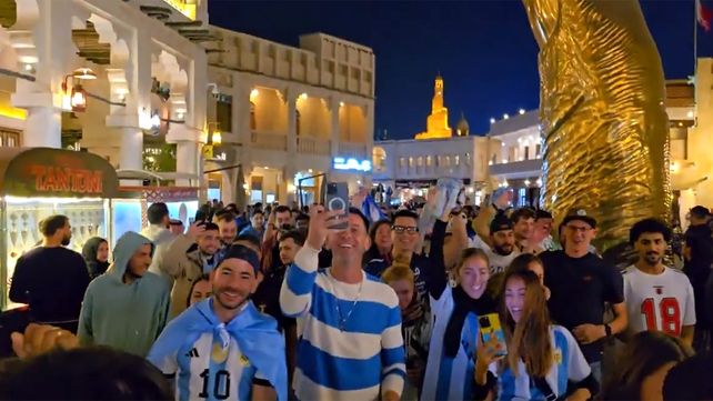 Los hinchas argentinos se reunieron alrededor del Dedo de Doha para apoyar a Colapinto.