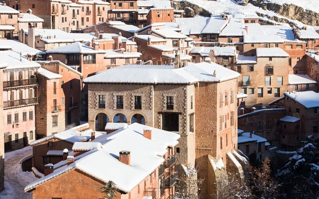 &nbsp;La nieve cubre los techos de las casas en Albarracín