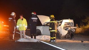 Se bajan a empujar el auto y mueren arrollados