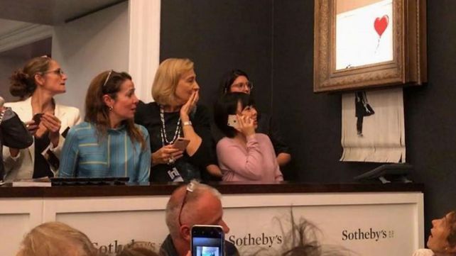 El cuadro titular Niña con globo se autodestruye ante el estupor de los asistentas la subasta.