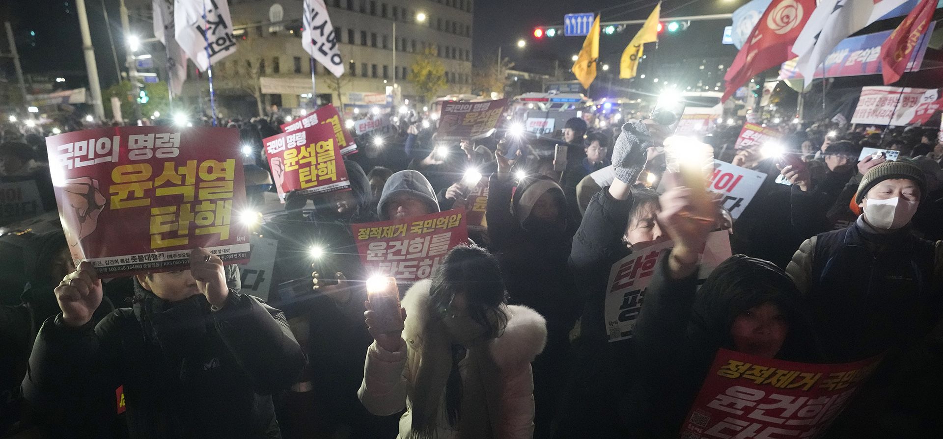 La gente se reúne para exigir la dimisión del presidente surcoreano Yoon Suk Yeol frente a la Asamblea Nacional en Seúl, Corea del Sur, el miércoles 4 de diciembre de 2024. (Foto AP/Ahn Young-joon) La gente se reúne para exigir la dimisión del presidente surcoreano Yoon Suk Yeol frente a la Asamblea Nacional en Seúl, Corea del Sur, el miércoles 4 de diciembre de 2024. (Foto AP/Ahn Young-joon)