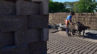La gestión cooperativa de ladrilleros crece con el apoyo del Estado provincial.