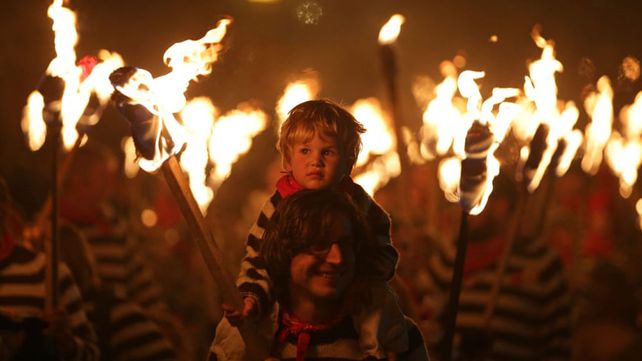 Celebración anual de la noche de la hoguera de Lewes