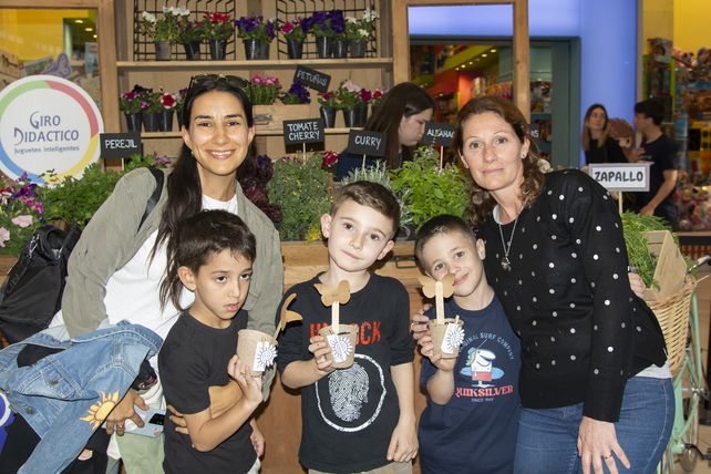 María Belén Vega, Juan Villanueva, Felipe Martínez, Tadeo y Soledad  Malpaci