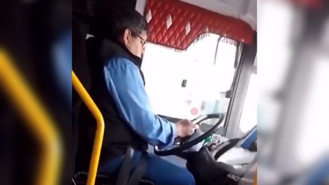 Un colectivero de Caba manejaba mirando el celular y atropelló a un peatón