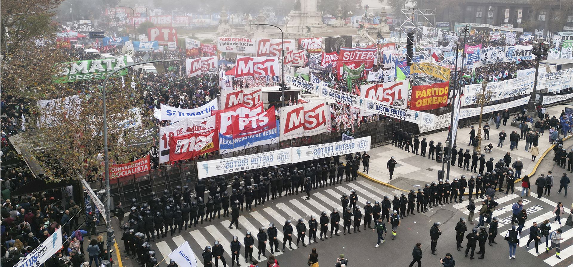 La policía bloquea a manifestantes antigubernamentales frente al Congreso Argentino donde los senadores debaten proyectos de ley promovidos por el presidente Javier Milei en Buenos Aires, Argentina, el martes 11 de junio de 2024. (AP Foto/Rodrigo Abd) La policía bloquea a manifestantes antigubernamentales frente al Congreso Argentino donde los senadores debaten proyectos de ley promovidos por el presidente Javier Milei en Buenos Aires, Argentina, el martes 11 de junio de 2024. (AP Foto/Rodrigo Abd)