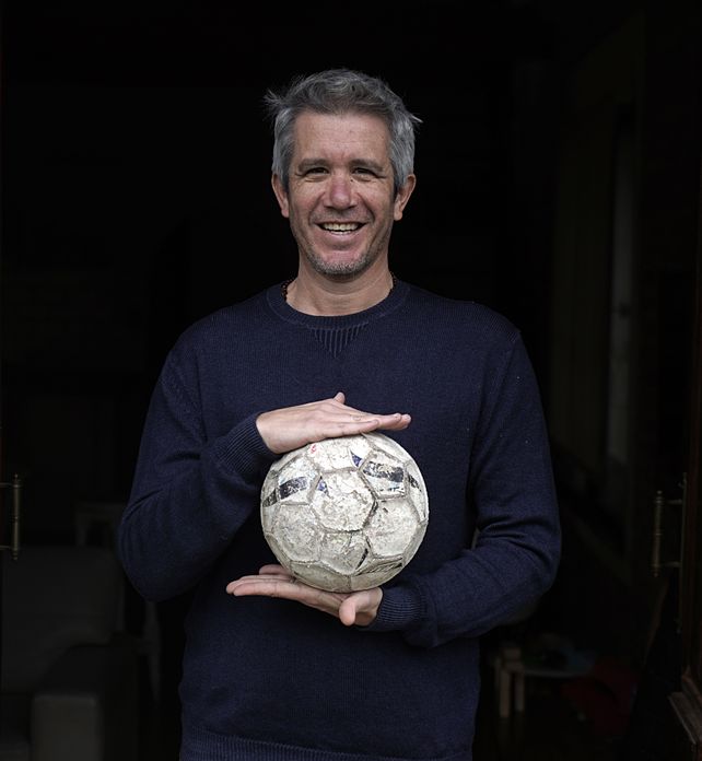 Vive acá. El cineasta de Alcorta ganó premios&nbsp;en festivales de México y Rosario. Narra la pasión futbolera y elige Funes para vivir por la tranquilidad y su ritmo aún pueblerino