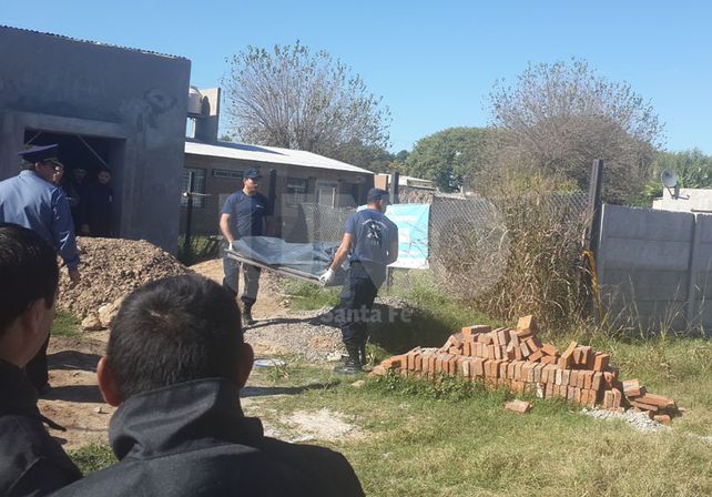 Traslado. Bomberos sacan el cadáver