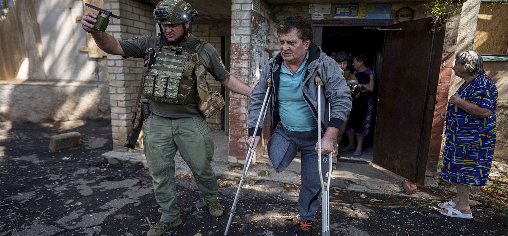Un oficial de policía ayuda a un hombre, durante la evacuación de Kostyantynivka, Ucrania, el martes 2 de septiembre de 2025. (Foto AP/Evgeniy Maloletka) Un oficial de policía ayuda a un hombre, durante la evacuación de Kostyantynivka, Ucrania, el martes 2 de septiembre de 2025. (Foto AP/Evgeniy Maloletka)