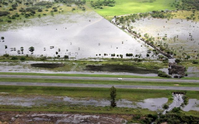 Bonfatti sobrevoló en helicóptero las zonas afectadas por las intensas lluvias que cayeron en la provincia